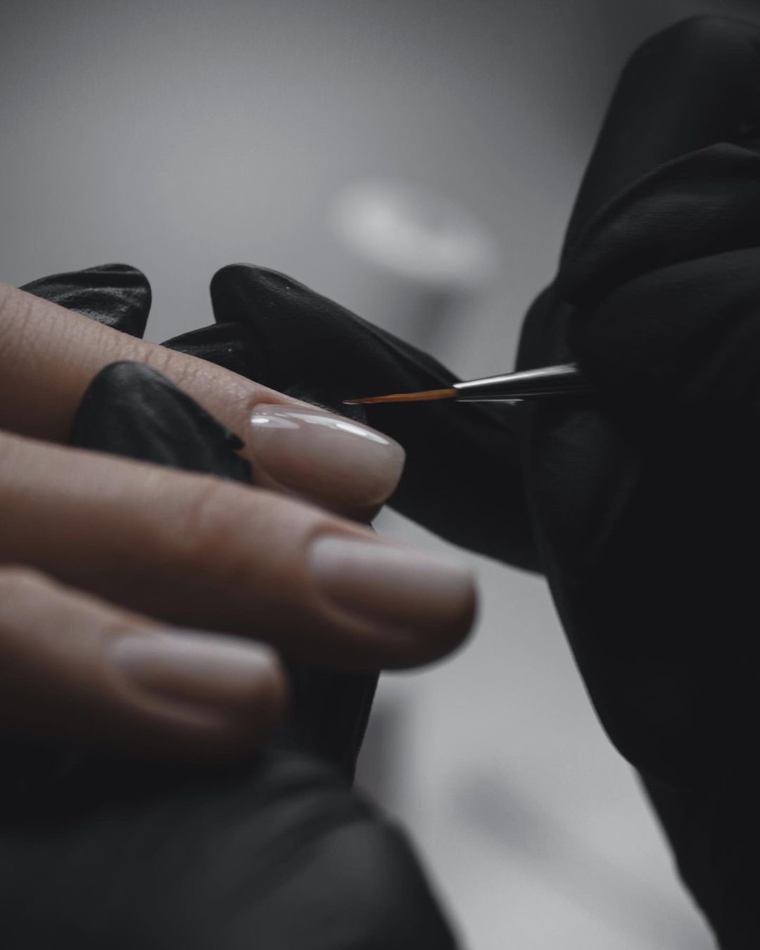 Precisiewerk tijdens een manicure bij JOA Nail Bar Amsterdam