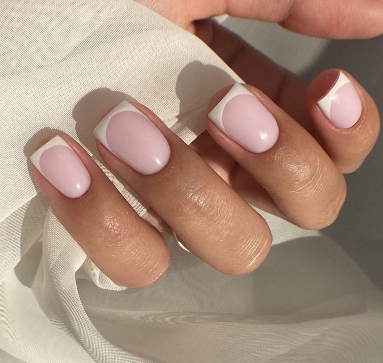 Grafische witte French manicure — JOA Nails Amsterdam